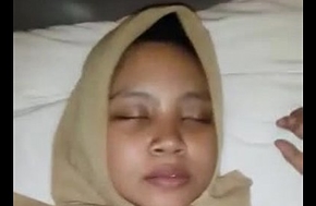 Indonesian cewek jilbab dientot part 1 480p
