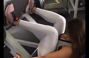 Silvye Alves malhando painless pernas gostosas e mostrando os peitõ_es